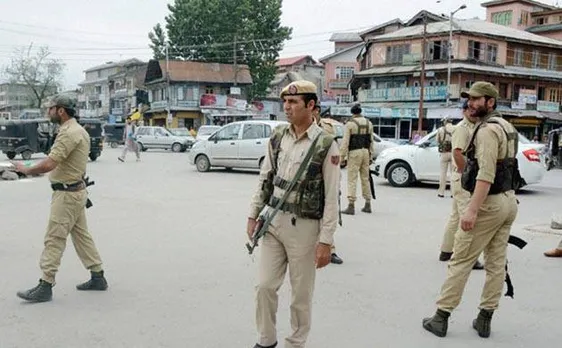 हिंसा के दौरान पाक को सुरक्षा व्यवस्था की  जानकारी देने के आरोप में जम्मू कश्मीर पुलिस का डीएसपी सस्पेंड