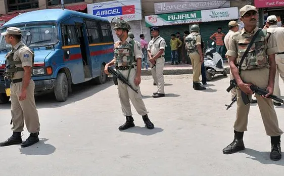 जम्मू कश्मीर: अनंतनाग में आतंकियों ने लूटे पांच पुलिसकर्मियों के हथियार