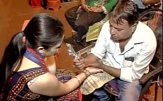 #karvachauth: बाजारों की रौनक बढ़ी, मेंहदी लगवाने पहुंच रहीं महिलाएं और लड़कियां