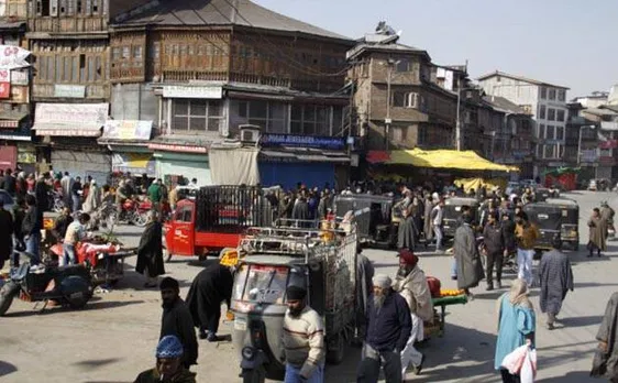 कश्मीर में सामान्य हो रहे हालात, खुल रहे हैं बाज़ार