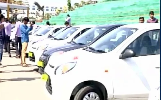 हीरा कारोबारी ने दिवाली बोनस में 1260 कर्मचारियों को दी कार, 400 को दिया घर का उपहार