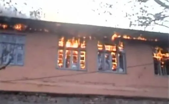 जम्मू-कश्मीर के अनंतनाग के एक स्कूल में उपद्रवियों ने लगाई आग