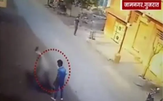 गुजरात: दिनदहाड़े बाप-बेटे ने युवक को चाकू से गोद कर मार दिया, लेकिन कोई बचाने नहीं आया