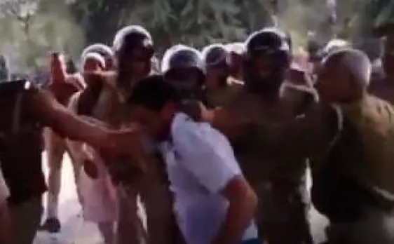 Video- रिहाई मंच के कार्यकर्ताओं को पुलिस ने पीटा, अध्यक्ष का आरोप- राज्य सरकार के आदेश पर पुलिस ने मारा