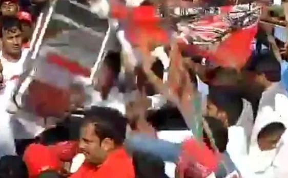 VIDEO: 'समाजवादी विकास रथ यात्रा' में सपा कार्यकर्ताओं ने जमकर भांजी कुर्सियां
