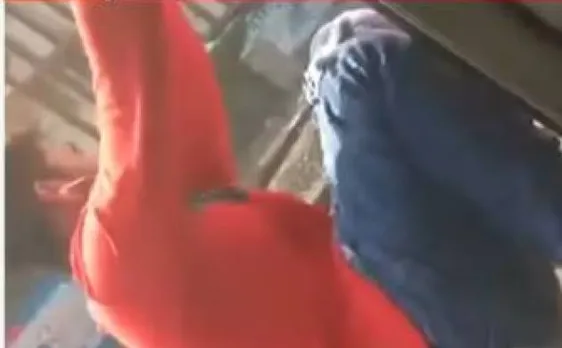 Video: मुंबई की लोकल ट्रेन में स्टंट ने ली युवक की जान