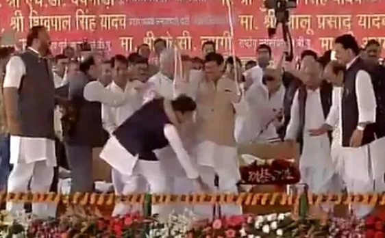 VIDEO: पार्टी के रजत जयंती कार्यक्रम में अखिलेश ने छुए शिवपाल के पैर