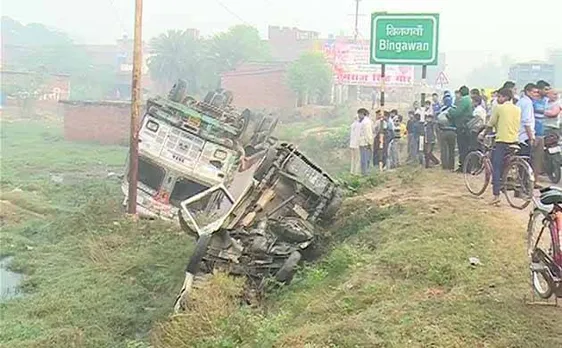 कानपुर- कंटेनर और वैन में टक्कर, 7 बैंककर्मियों समेत 1 ड्राइवर की मौत