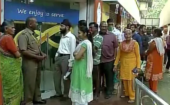 नोट बदलने के लिए बैंकों बाहर लगी भीड़, सुरक्षा के कड़े इंतजाम