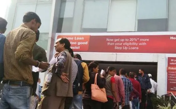 खुलते ही एटीएम हुए खाली, बैंकों में लंबी हो रही है कतार