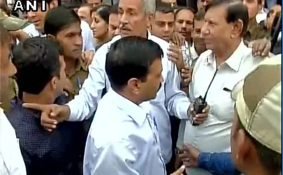 आजादपुर मंडी में कारोबारियों से मिले केजरीवाल, कहा 500-1000 नोट के नाम पर हुआ घोटाला