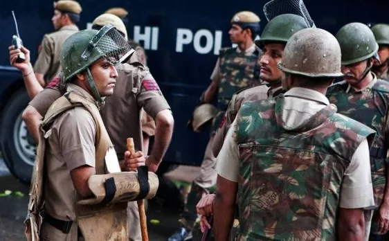 दिल्ली के करबला इलाके में दो समुदायों में तनाव, पुलिसबल तैनात