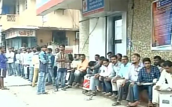 LIVE: भीड़ बढ़ने से बैंकों और ATM बूथ पर लोगों को हो रही दिक्कत (Video)