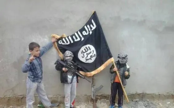 जानिए किस तरह आतंकी संगठन ISIS बनाता है बच्चों को आत्मघाती हमलावर