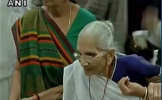 वीडियो- पुराने नोट बदलवाने पहुंचीं प्रधानमंत्री मोदी की मां हीरा बा