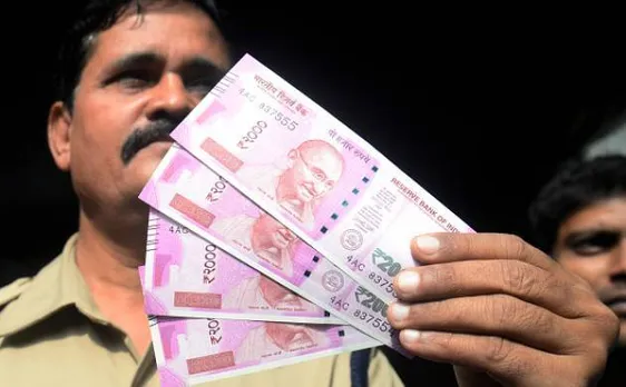 बाज़ार में अब भी है कैश की कमी, पैसे के लिए बैंक और ATM की कतारों में जूझ रहे हैं लोग