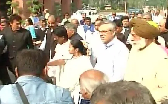नोटबंदी के खिलाफ ममता का मार्च, नेशनल कॉन्फ्रेंस, शिवसेना और आप के नेता शामिल