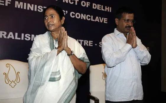 RBI के बाहर कुछ देर सांकेतिक धरने पर बैठे ममता बनर्जी और केजरीवाल, सरकार को 'नोटबंदी' पर दिया तीन दिन का अल्टीमेटम