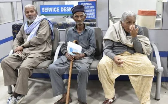 बीमार की मदद के लिए अस्पताल तक पहुंचा बैंक, मरीज़ ने कहा शुक्रिया