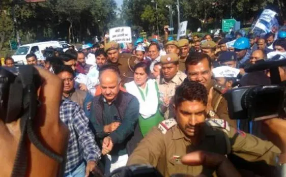 नोटबंदी पर संसद का घेराव करने जा रहे सिसोदिया को पुलिस ने लिया हिरासत में