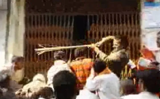 VIDEO: फतेहपुर में बैंक की लाइन में खड़े लोगों पर पुलिस ने बरसाई लाठियां