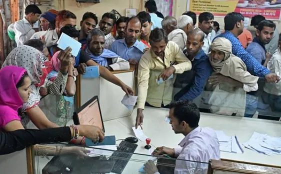 पैसे के लिए बैंक की लाइन में खड़े रह गए पिता, बीमार चार साल की मासूम ने वहीं तोड़ दिया दम