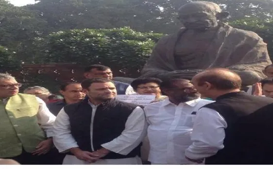 नोटबंदी के खिलाफ राहुल गांधी ने कसा प्रधानमंत्री पर कटाक्ष, लाइनों में क्यों नहीं दिखे सूट बूट वाले