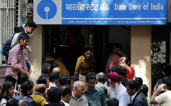 2 दिन बाद खुल गए बैंक, पैसे लेने और जमा करने के लिए लगी लंबी कतारें