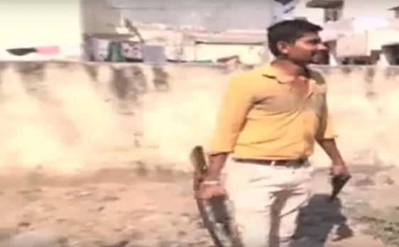 Video: सूरत में बीजेपी की जीत से उत्साहित कार्यकर्ता ने लहराई बंदूकें