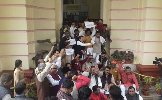 नोटबंदी को लेकर बिहार विधानसभा में जमकर हंगामा