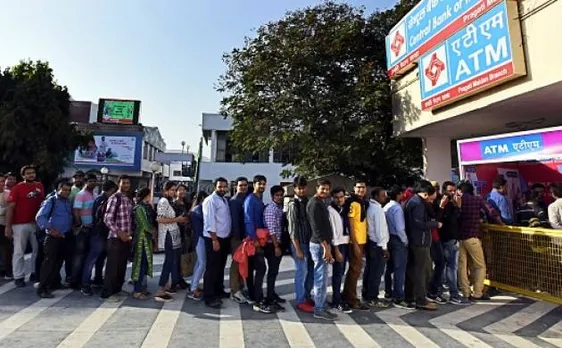 आज और बढ़ेगी कैश की किल्लत, सैलरी निकालने के लिए बैंकों में लगेगी भीड़