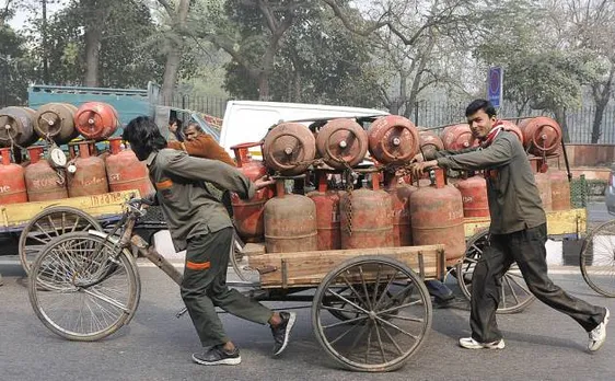 महंगी हुई एलपीजी, आधार लिंक करने की आज आखिरी तारीख