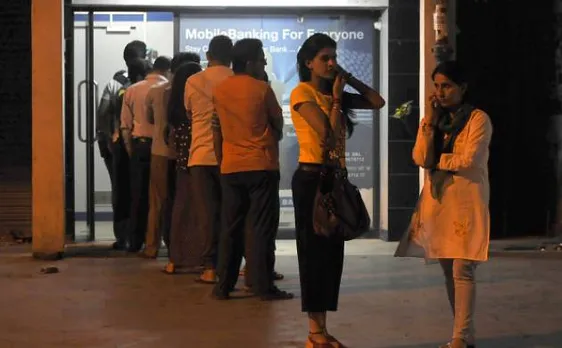 नोटबंदी के 26 दिनों बाद भी नहीं मिल रहा कैश, ख़ाली पड़ा है नोएडा का एटीएम