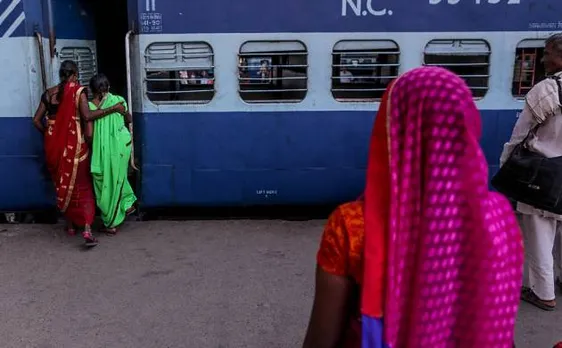 अब रेलवे टिकट की बुकिंग में छूट के लिए सीनियर सिटीजन को दिखाना होगा आधार कार्ड