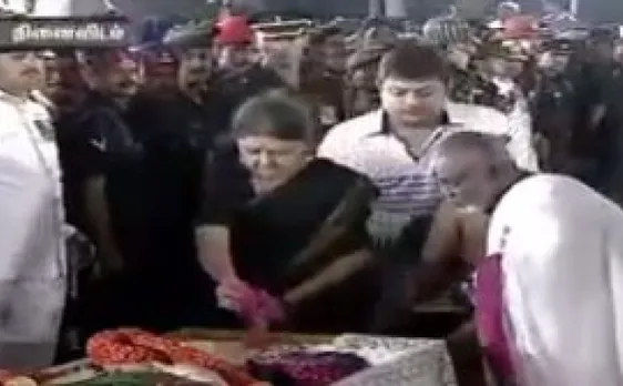 जयललिता की करीबी शशिकला ने किया उनका अंतिम संस्कार