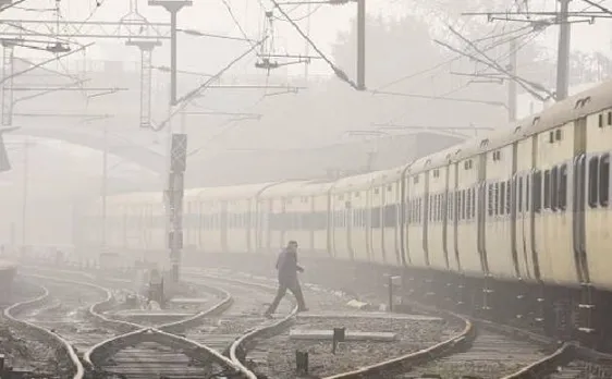 कोहरे के साथ ठंड बढ़ी, 81 ट्रेनें लेट, 3 रद्द, उड़ानों पर भी असर