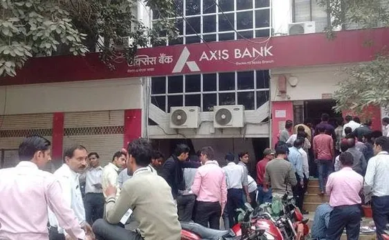 दिल्ली में ऐक्सिस बैंक की ब्रांच पर इनकम टैक्स का छापा, 44 फर्जी खातों में 100 करोड़ रुपये बरामद