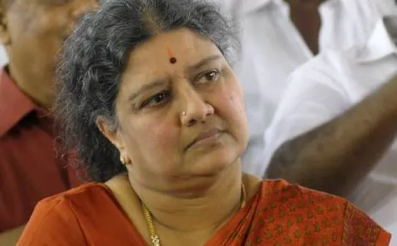 दिवंगत नेता जे.जयललिता की क़रीबी शशिकला से मिलने पहुंचे मुख्यमंत्री पनीर सेल्वम