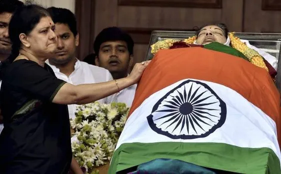 'चिनम्मा' बनेंगी तमिलनाडु की 'अम्मा'? शशिकला के दर पर पनीरसेल्वम के मंत्री