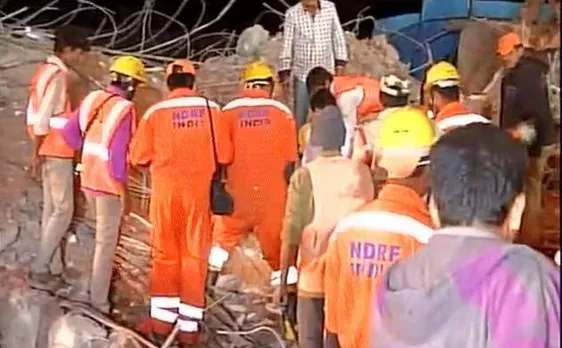 हैदराबाद में 7 मंजिला इमारत गिरने से मरने वालों की संख्या बढ़कर 11 हुई
