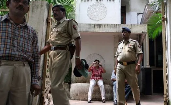 डाक विभाग के अधिकारी के परिजनों से नए नोटों में 70 लाख रुपये जब्त