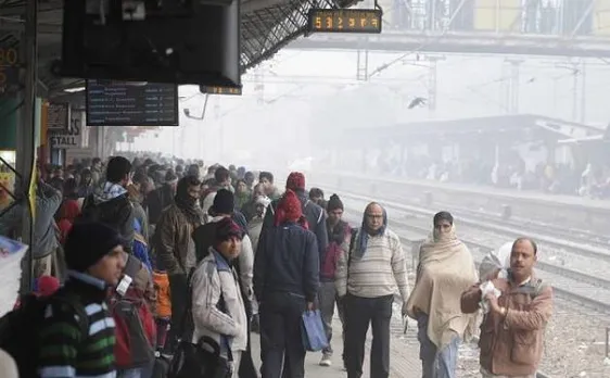 कोहरे ने थामी ट्रेनों की रफ्तार, कई ट्रेनें लेट तो कुछ कैंसल