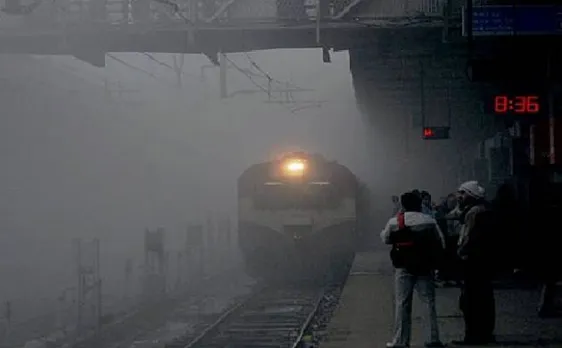 रेलयात्री कृप्या ध्यान दें! घने कोहरे के कारण 90 ट्रेनें हुईं लेट, 38 कैंसिल