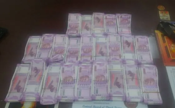 धड़ल्ले से नोट बदलने के काले कारनामों के बीच आयी ये धमाकेदार खबर -  अबकी बार काले धन को सफेद करने के आरोप में RBI का एक सीनियर अधिकारी गिरफ्तार