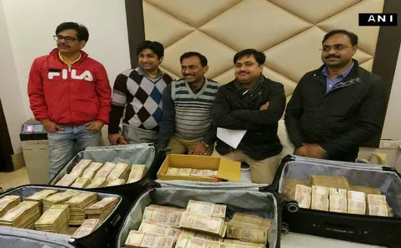 IT और क्राइम ब्रांच की रेड में दिल्ली के एक होटल से मिले 3.25 करोड़ रूपये के पुराने नोट, 5 लोग हिरासत में