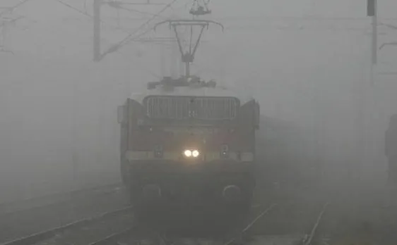 कोहरे की वजह से 38 ट्रेनें कैंसिल, 70 लेट और 46 का बदला गया समय