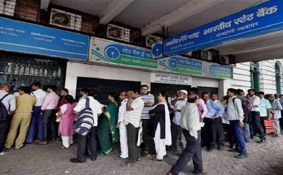 पश्चिम बंगाल: नकदी नहीं मिलने पर भड़के लोग, बैंक में की तोड़फोड़ (Video)