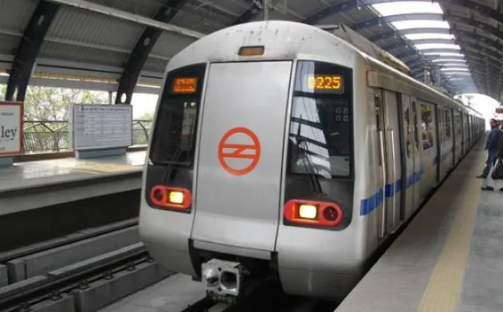 कुल्हाड़ी लेकर मेट्रो में चढ़ी महिला, सीआईएसएफ का एक जवान निलंबित