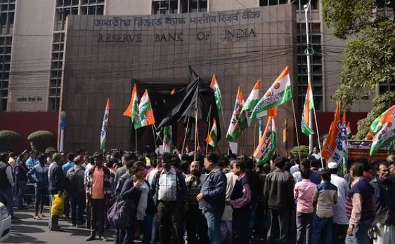 नोटबंदी के मुद्दे पर कोलकाता में टीएमसी कार्यकर्ताओं ने RBI गवर्नर का किया विरोध