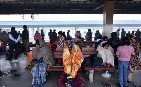फॉग ने थामी ट्रेनों की रफ्तार, कई ट्रेनें लेट तो कुछ का समय बदला